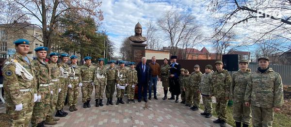 Основатель АНО «Русское биографическое общество» – справа и президент НБФ «Наследие» Леонид Петрович Решетников – слева, в окружении юных учеников кадетских классов специализированного учебного заведения.